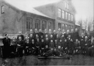 Im Gebäude der Knabenbürgerschule, Kieler Straße 47, im Volksmund Holtpantüffel-Gymnasium genannt, fand am 14. Oktober 1878 der erste Berufsschulunterricht in Segeberg statt. Der Gewerbeverein hatte die 