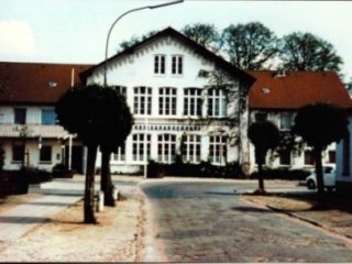 Im Verwaltungsgebäude des Kreiskrankenhauses war bis 1930 die Knabenbürgerschule, dann die städtische Pflichtberufsschule und ab 1938 bis 1943 die Kreisberufsschule Segeberg untergebracht. Nach der Bombenkatastrophe in Hamburg im Juni 1943 wurde dieses Gebäude vom Kreiskrankenhaus mit übernommen.